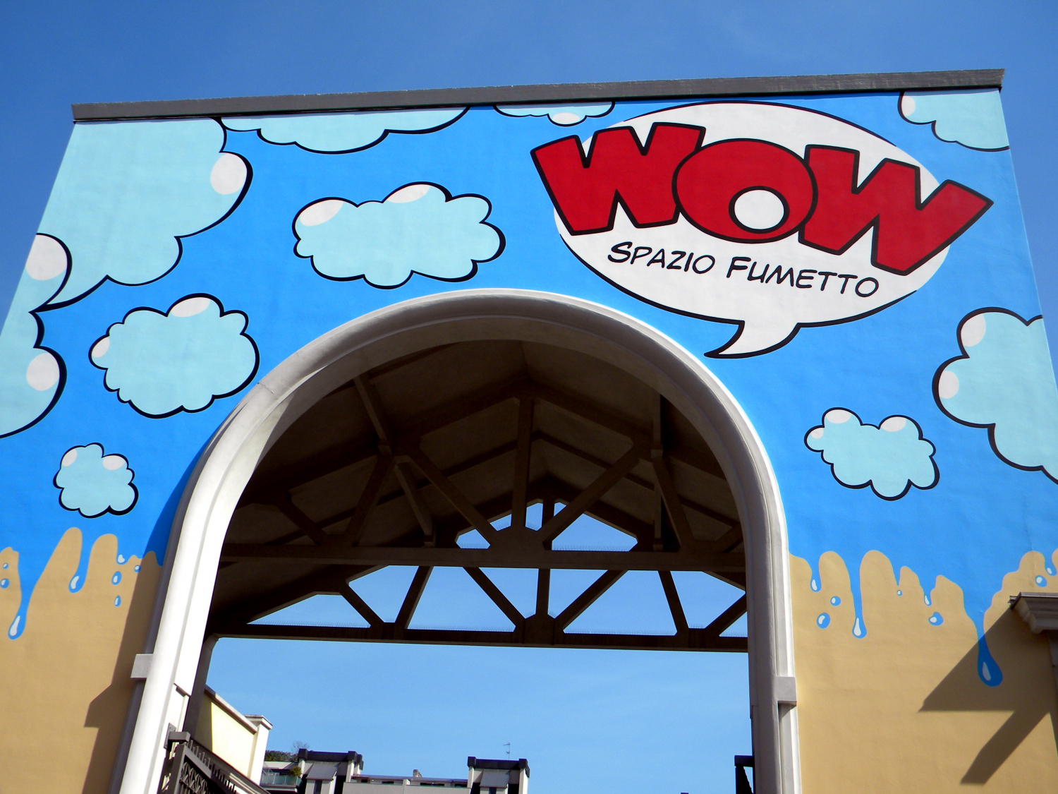 <p>&Egrave; con grandissimo dispiacere che la Fondazione Franco Fossati annuncia il definitivo abbandono degli spazi di WOW Spazio Fumetto, il museo del fumetto di Milano gestito con grande passione e successo per ben 14 anni. Il Comune di Milano, con il quale, grazie all&rsquo;impegno dell&rsquo;Avvocatura, abbiamo concordato l&rsquo;estinzione del debito - che impediva di fatto alla Fondazione di partecipare al nuovo bando di assegnazione dello spazio - ha comunicato che lo stabile va comunque lasciato completamente libero entro il 15 giugno con conseguente cessazione di ogni attivit&agrave;.</p><p>&Egrave;&nbsp;evidente a chiunque che per la Fondazione Franco Fossati non &egrave; possibile affrontare la spesa onerosa di un trasloco per lasciare i locali vuoti per poi rientrare dopo pochi mesi, una volta (auspicabilmente) vinto il bando: si &egrave; quindi ritenuto che si stesse lavorando per consentirci di restare fino alla risoluzione del bando stesso ma non &egrave; cos&igrave;.</p><p>Non si pu&ograve; chiedere alla Fondazione di svuotare tutto lo stabile, mettere tutto il materiale in un magazzino per pochi mesi, salvo poi rientrare come se nulla fosse: le spese di un&rsquo;operazione di questo genere sono insostenibili. Qualora per qualsiasi motivo la Fondazione non dovesse vincere il bando, allora l&rsquo;abbandono dei locali sarebbe la richiesta pi&ugrave; logica e comprensibile, ma ora risulta del tutto incomprensibile.</p><p>A fronte del diniego da parte del Comune di poter restare per pochi mesi, la Fondazione Franco Fossati non pu&ograve; quindi fare altro che prendere atto delle decisioni burocratiche e lasciare libero uno spazio nel quale molto probabilmente non potr&agrave; pi&ugrave; rientrare per mancanza di fondi, consumati per il trasloco.</p><p>Con la chiusura di domenica il Museo perde molte occasioni che avrebbero contribuito anche economicamente al suo futuro e al pagamento di futuri affitti: due grandi mostre che erano in programma, tra cui una con un&rsquo;importante realt&agrave; internazionale, i campus estivi che sono sempre stati apprezzati dalla cittadinanza e visti come un servizio indispensabile ai cittadini della zona, il presidio culturale del Giardino reste del Buono e i corsi di fumetto per ragazzi.</p><p>Luigi Bona, presidente della Fondazione Franco Fossati, dichiara: &ldquo;Siamo soddisfatti di aver portato a termine la pratica per l&rsquo;estinzione del debito, in collaborazione con l&rsquo;Avvocatura del Comune, che ringraziamo di cuore, cos&igrave; da non avere sulla coscienza un &ldquo;enorme&rdquo; (come &egrave; stato definito) danno erariale a scapito dei cittadini milanesi, ma siamo anche completamente scoraggiati da una burocrazia che chiede alla Fondazione di abbandonare uno spazio per poi rientrare dopo pochi mesi, sempre che si vinca un bando che si annuncia decisamente complicato, viste le condizioni dello stabile che si &egrave; anche recentemente allagato. Abbiamo lottato contro i mulini a vento, siamo stati definiti &lsquo;fumettari che vivono con la testa fra le nuvolette&rsquo;, ma cos&igrave; &egrave; troppo anche per dei supereroi. Ringraziamo tutti coloro che in questi mesi hanno avuto belle parole per noi, che ci hanno aiutato con donazioni e sottoscrivendo una petizione che conta 12.000 firme. La soluzione? Farci restare fino alla risoluzione del bando (nella speranza che non presenti condizioni impraticabili) e permetterci di partecipare senza dissanguarci per affrontare due inutili traslochi. Non &egrave; possibile, ci dicono. Allora altro non resta che salutarci con un SOB. &nbsp;Ci tengo a ringraziare di cuore tutti i membri del Consiglio della Fondazione, i nostri instancabili dipendenti che resteranno senza lavoro dopo anni di impegno, i collaboratori, i volontari e tutti i visitatori che ci sono stati vicini in questi anni! Resta aperto l&rsquo;appello a qualsiasi Comune e Privato che voglia progettare seriamente con noi una possibile alternativa&rdquo;.</p><p>&nbsp;</p>